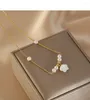 Collane con ciondolo Minar Squisita perla d'acqua dolce Girocolli con fiori di conchiglia bianca per gioielli in rame placcato oro reale 14K da donna