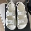 Sandalen Luxe Ontwerpers Slippers Damesschoenen Mode Haak Lus Sandaal Zomer Strand Fuzzy Pluche Pantoffels Zacht Leer Dikke Platte Hak Casual Schoen 35-42 Met Doos