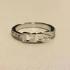 Nouvelle lettre Full Diamond Ring Female Matériau en laiton Simple Atmosphère Niche Design pour envoyer un cadeau d'anniversaire de petite amie