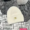 Projektantki Ball Caps 2024 Nowy Autumnwinter Rabbit Hair Hat Kobiet Zimny ​​kapelusz Triumfalny łuk wełniany kapelusz czarny dzianinowy kapelusz zimowy kapelusz i8k5