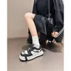 Le stesse scarpe da skateboard sportive casual alla moda in bianco e nero di Celebrity per le donne con suola spessa cinturini rialzati punta quadrata versatili piccole scarpe bianche