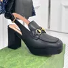 Kvinnor klädskor designers 2024 mode cowhide slingbacks chunky hälen sandaler metall spänne läder läder casual sko mulor tryckta bilder loafers storlek 35-42