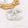 Designer Jewerlry Broche Chapado en oro de 18 quilates Diseñadores de marca Letras Broches Marca geométrica Mujeres Rhinestone Perla Broche Traje Laple para joyería para fiesta de boda