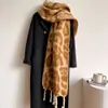 Sciarpa invernale da donna con stampa leopardata e trecce in mohair con nappe, scialle rosso in rete, sciarpa versatile, cashmere alla moda per il calore