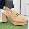 Kvinnor klädskor designers 2024 mode cowhide slingbacks chunky hälen sandaler metall spänne läder läder casual sko mulor tryckta bilder loafers storlek 35-42