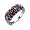 Anneaux de cluster Iolite et grenat rhodié sur bague en argent sterling