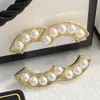 Crystal Diamond Brosches Desinger Jewelry Brosch Pearl Pins Märke bokstav stift 18K guldpläterad rostfritt stål bröstpinn män kvinnor bröllop festtillbehör gåvor