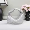 가방 Jodie Bottegaavenetas 2024 Spring and Summer Internet Celebrity Handheld Cloud Cowhorn Bag Fashion Versatile Woven Women 's Fushionable