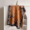 Sciarpa in stile cashmere di nuova moda per scialle invernale da donna, design floreale lungo a doppio scopo ispessito su entrambi i lati