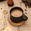 Kubki w stylu europejskim Czarno Frosted Ceramic Coffee Cup z drewnianą kawiarnią kawiarnią restaurację czarne kubki łyżka złota kubek para kubków yq240109