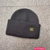 Designer Ball Caps Herfst en Winter Effen Kleur Min Label Koreaanse editie Veelzijdige verdikte gehoorbescherming Gebreide wollen muts voor mannen en vrouwen BB5F