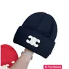 Designer Ball Caps Letter Sticked Hat Women's Triumphal Arch Fashion Versatile Woolen Hat Autumn and Winter Warm Cold Hat Show Face Face Liten pannband Hatt trendig Pepi