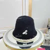 Diseñador Gorras de bola Luo Jias 23 Otoño Invierno Nueva letra Sombrero de pescador bordado con pelo de cordero Pequeña fragancia Viento Moda Minimalista Sombrero de cubo Cara pequeña 22