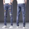 Jeans pour hommes Designer Automne Nouveau Slim Fit Élastique Lettre Broderie Brodée Perforée Petits Pieds Pantalon Marque De Mode Long RMQ5