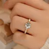 la princesse Runaway tient une bague en diamant fleur et une bague ouverte d'un carat en mosonite. l'alliance rose haut de gamme et polyvalente est 829