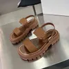 Los diseñadores diseñan sandalias que combinan con todo, cuñas grandes de cuero para mujer de verano 2024, además de suela alta y suave, tendencia cómoda de usar