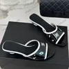 24ss dames slingbacks geklede schoenen instappers sandalen ontwerper schapenvacht dikke hakken dia's verstelbare enkelgesp trouwschoen pcv afdrukken brief vrijetijdsschoen