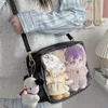 Pu Clear Double Cartoon Doll Moving Påsar för kvinnor Kawaii Transparent handväska Tonåring Girls Cute Ita Bag 20 15 CM H226 240108