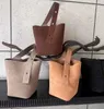 Bolso tipo cubo Pebble de diseño pequeño Otoño/Invierno ante nuevo mate