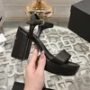 Knöchelschnalle Sandalen Berühmte Designer Damenschuhe Stilvolles Buchstabenelement Sexy Sommer Heiße 10 cm High Heels Luxus Rückengurt Blockabsatz Offene Zehensandale 35-41 mit Box