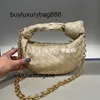 Borsa a mano in vera pelle Botteg Venets Family Off Borsa da donna a catena Mini Jodie Woven Dumpling Bun 22