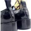 Vestido de moda feito à mão com estampa de abelhas pequenas, sapatos derby masculinos de couro de grão integral