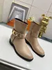 Walking show style phare haut de gamme automne hiver bottes de guerre bottes Martin femmes chaussures décontractées d'affaires sandales en cuir chaussures simples chaussures de course baskets pantoufles