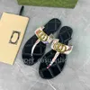 Nya designer tofflor g sandaler män kvinnor glider flip flops strand toffel mode äkta läder metallkedja damer flip flops med ruta 35-46