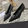 Nuevos diseñadores Bombas puntiagudas de charol Zapatos de tacón Sandalias de tacón de aguja con tacón Hebilla de metal Punta puntiaguda para mujer Zapato de vestir de lujo Zapatos planos de noche para mujer