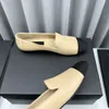 Balettlägenheter lyxiga kvinnors designer svarta skor platt loafers quiltade läder ballerina kvinnor klänning skor metall brev balett sandal