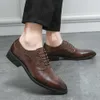 Brogue-Schuhe aus braunem Leder im britischen Stil, modisch, spitzer Zehenbereich, Business-Männerkleid, bequeme, atmungsaktive, lässige Herren-Büroschuhe