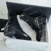 Designerschuhe Channel Martin Stiefel 23B Schwarz Weiß Schnürung aus bemaltem Kalbsleder Durchgefärbte Außensohle Leder mit doppelter Kante Modestiefel in Originalqualität