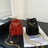 2024 Luxury Patent Leather Bucket Bag Womens Men Designer Tote Drawstring Axel mode plånbok hinkar Purses handbag crossbody väska