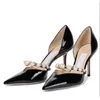 Mode High Heel Shoe Femmes Designer Pompes En Cuir Verni Aurélie 85mm Pompes Perle Embellissement Sangle Bout Pointu Sandale De Fête De Mariage Femmes Noir Talons Hauts