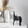 北欧の黒と白の馬の抽象装飾品ホームリビングルームテレビキャビネット動物造形ワインキャビネット学習装飾240109