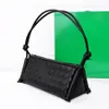 Real Leather Luxury Designer Woven Underarm Bag axelväskor Kvinnor Trendiga personlighet Triangelvävd handväska Kvällspåsar Avokado Green Mini Tote Bag Wallet