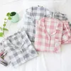 Mode Plaid 100% GASE BOMOLL LOVERS PAJAMAS SET KVINNER Män våren Långärmad japansk avslappnad sömnkläder Pyjamas Homewear 240110