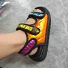 Pantoufles Sandales à semelle épaisse pour femmes 23 New Eagle Mouth Grandes sandales prismatiques colorées avec petit parfum de plage T240110