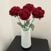 Декоративные цветы, 1 шт., вязаный цветок, букет красных роз, украшение для свадебной вечеринки, ручное вязание крючком, тканый декор для рабочего стола