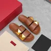 Well-known designers highly recommend the classic flatform platform with large spike buckle beach slippers for a stylish and casual foot size35-40