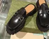 Grobe Loafer mit Lug-Sohle, halblange Designer-Schuhe für Damen, bequemer Loafer aus schwarzem Leder mit Bienenstickerei