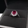 Klusterringar AU585 Pretty 2CT Oval Cut Lab Grown Ruby Red Diamond Wedding Ring 14K Vittguld Kvinnsmycken 155