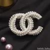 Broşlar tasarımcı mücevher üst düzey lüks moda tasarımcısı broş kristal rhinestone unisex içi boş pim ile evlenmek Noel hediyeleri