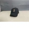 2024 Ny casual B broderad hatt för par, klassisk minimalistisk baseballhatt, solskade och små ansiktskvinnor Män