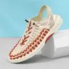 Sandali cuciti a mano Cool Summer Men Scarpe da passeggio per esterni traspiranti Maschili Comodi Quick Dry Beach Scava fuori gli appartamenti