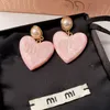 Diseñador de lujo letra M blanco rosa resina corazón pendientes Ins carey pendientes para mujer al por mayor