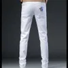 Jeans masculins printemps / été brodé de pieds élastiques slim slim pantalon water lavage masculin marque de mode luxe européen