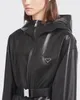Designer 23SS Triangle Label Women's Fur و Faux Fur Fashion Fashion مقنع سحاب معطف من الجلد الأسود مع حزام معدني