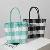 Sacs à bandoulière Nouveau sac portable en plastique tissé à la main sac à main carré de grande capacité pour femmes tout-match loisirs shopping panier de légumes sacstylishyslbags