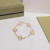 Bracelet de créateur classique de luxe Bracelet de trèfle à feuilles Chaîne de créateur Coquille en or 18 carats pour fille de mariage Fête des mères Bijoux de mode Cadeau pour femme